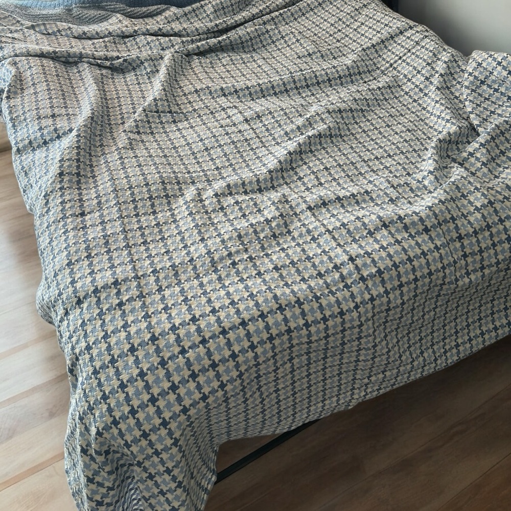 Houndstooth Cotton Blend Blanket 
F/Q Sz | Plaid Trim | Blue & White | NWT